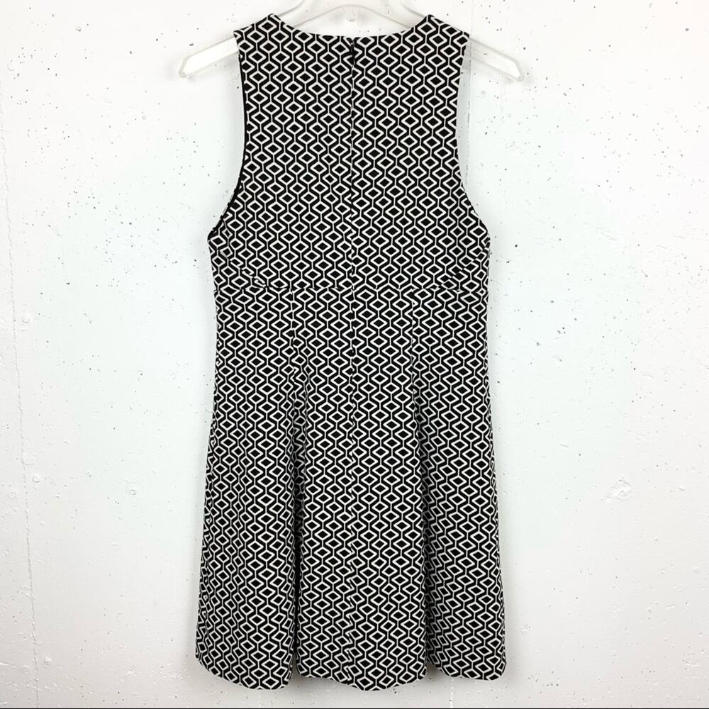 1.State Sleeveless V-Neck Fit & Flare Geometric Dress Black White Size Small - Picture 2 of 6